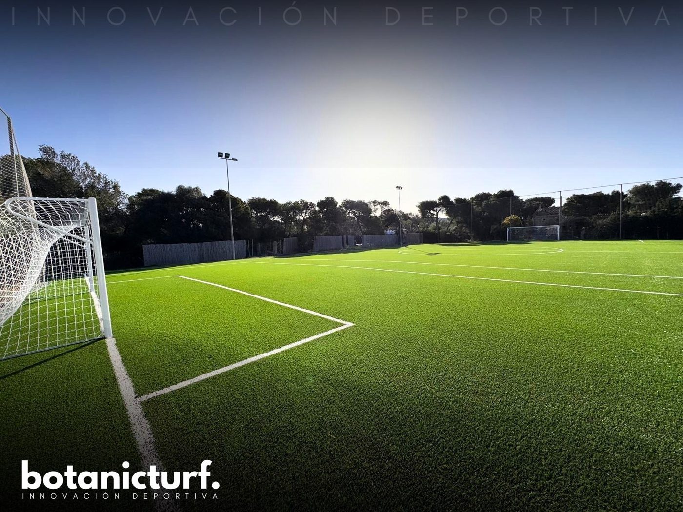 Portería y línea de banda con el campo instalado